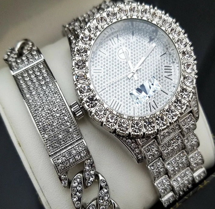 Exude royalty with a bang! This watch speaks Luxury.